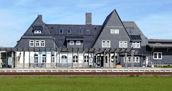 Neuhaus am Rennweg, Bahnhof © JiSIGN