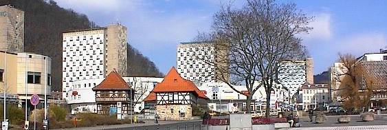 Suhl im Thüringer Wald. Das alte Hennebergische Fachwerkhaus (1663) ist heute Waffenmuseum. Gemeinsam mit dem Herbert-Roth-Museum bildes es einen reizvollen Kontrast zur architektonischen Weite durch Packungsdichte